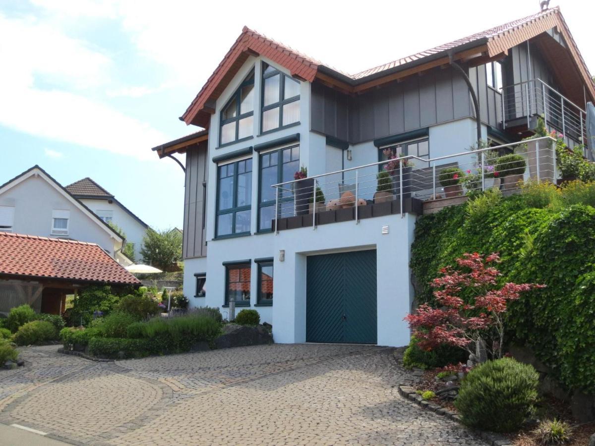 Holiday Flat With Idyllic Garden In Daun Exteriör bild