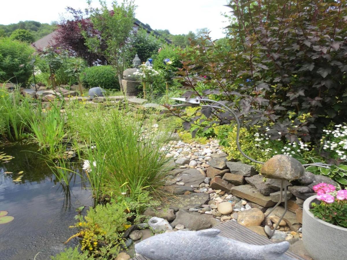 Holiday Flat With Idyllic Garden In Daun Exteriör bild