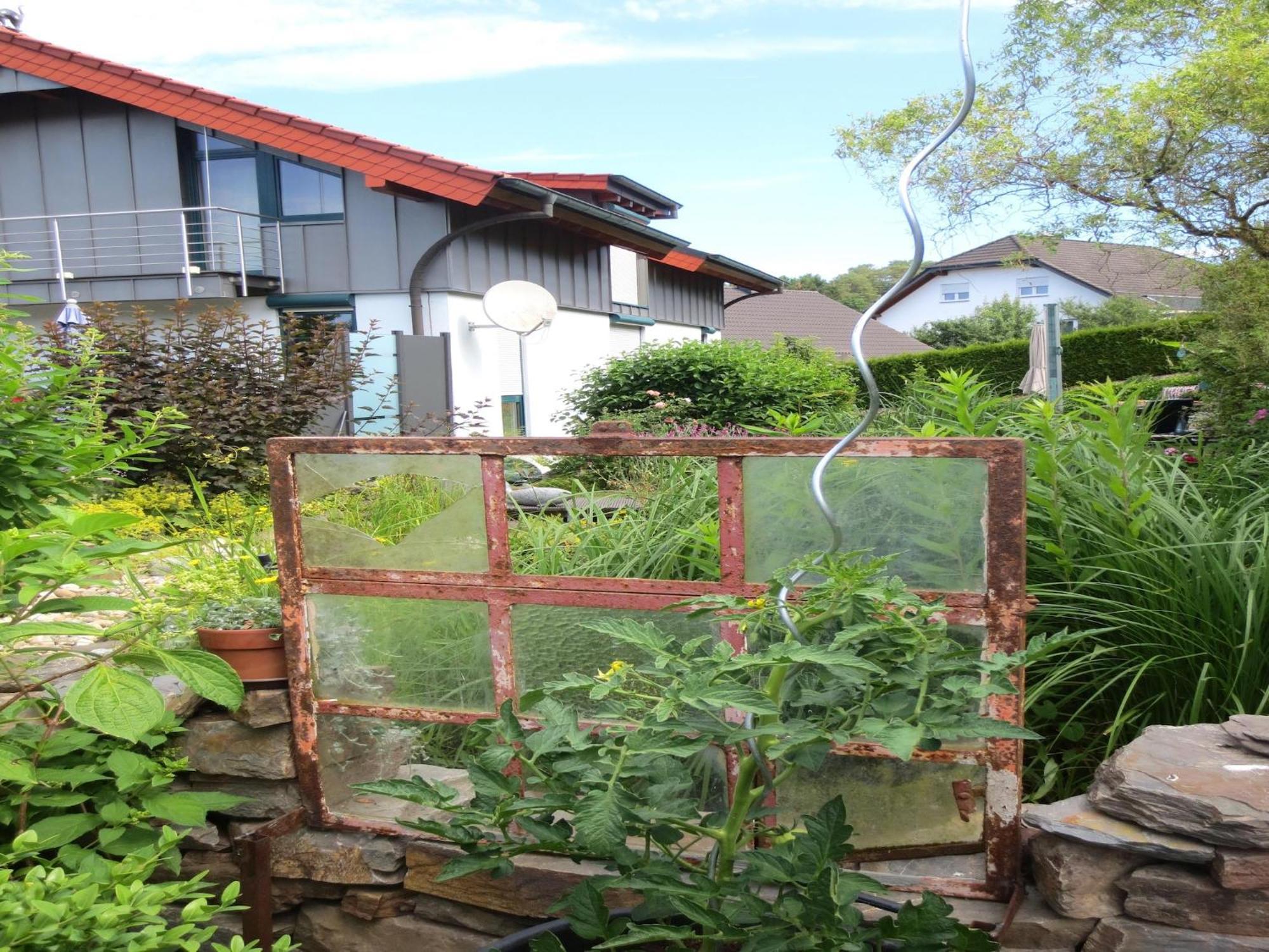 Holiday Flat With Idyllic Garden In Daun Exteriör bild